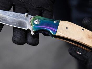 Zeugen berichteten, dass der Mann in Hammelburg mit einem Messer gedroht habe.