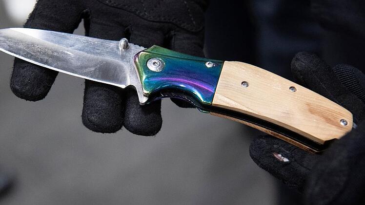 Zeugen berichteten, dass der Mann in Hammelburg mit einem Messer gedroht habe.