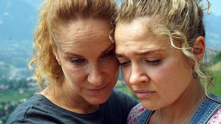 Kommissarin Sonja Schwarz (Chiara Schoras, links) sorgt sich um ihre Stieftochter Laura (Charleen Deetz). Zwar glaubt sie nicht, dass sie den Mord begangen hat und steht weiter zu ihr, doch sie sp&uuml;rt, dass Laura ihr etwas verheimlicht.