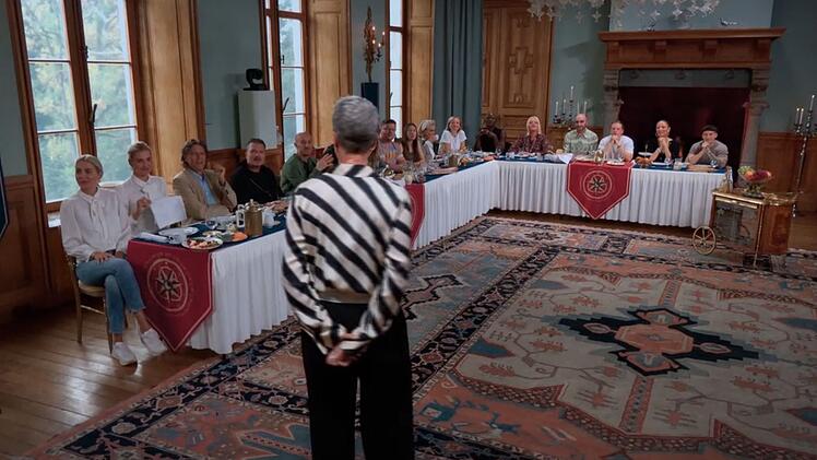 Zum Nachtisch eine Todesnachricht: Sonja Zietlow verk&uuml;ndete am Fr&uuml;hst&uuml;ck, wen die Verr&auml;ter in der Nacht gemeuchelt hatten.