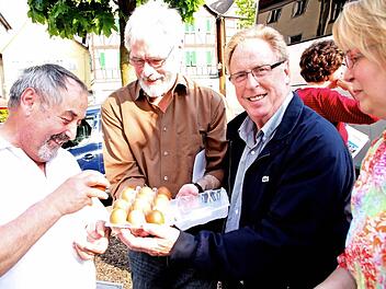 Verspätetes Osterfest: Daniel Leger (2. von rechts) hat ein Geschenk für Theo Körner (links). Stenays 2. Bürgermeister brachte dem Münnerstädter Kleintierzüchter dieseEier für seine Hühnerzucht mit. Bernd Eckert (Mitte) und Maria Knauff werfen einen Blick darauf.Fotos: Heike Beudert