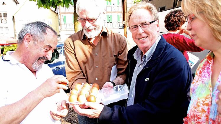 Verspätetes Osterfest: Daniel Leger (2. von rechts) hat ein Geschenk für Theo Körner (links). Stenays 2. Bürgermeister brachte dem Münnerstädter Kleintierzüchter dieseEier für seine Hühnerzucht mit. Bernd Eckert (Mitte) und Maria Knauff werfen einen Blick darauf.Fotos: Heike Beudert