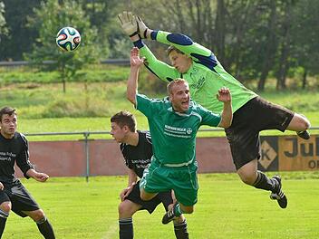 Hier bewahrte Gästekeeper Christian Weber die Sambacher vor Schlimmerem, sieben Mal musste er Thüngfeld (grüne Trikots) aber gewähren lassen. Foto: Picturedreams