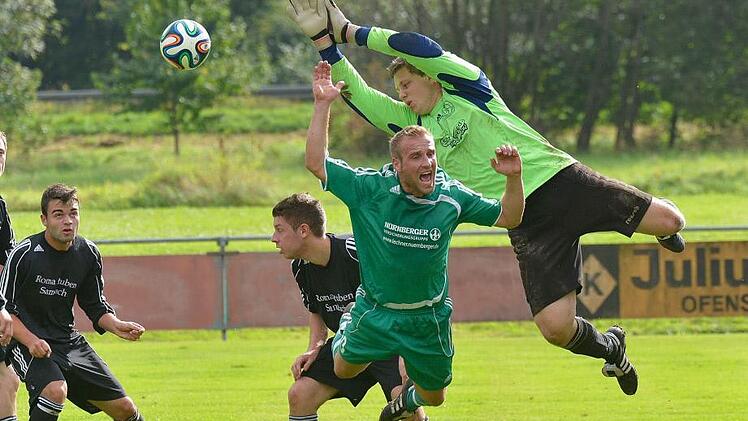 Hier bewahrte Gästekeeper Christian Weber die Sambacher vor Schlimmerem, sieben Mal musste er Thüngfeld (grüne Trikots) aber gewähren lassen. Foto: Picturedreams
