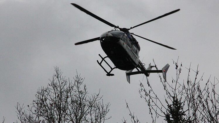 Mehrere Personenspürhunde wurden bei der Fahndung eingesetzt. Ein Polizeihubschrauber sucht umliegende Waldgebiete ab. Foto: Benedikt Borst