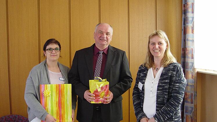 Kleine Geschenke für die Unterstützung: (von links) Christina Klug (Pflegedienstleitung Haus Waldenfels), Martin Pfeuffer (Hausleitung) Ursula Peichl (Betreuerin Kommunikationsgruppe).