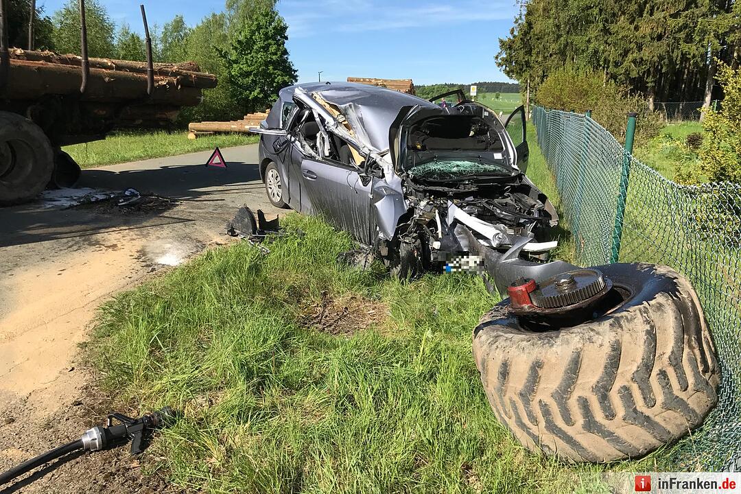 Kreis Hof: Auto kracht auf Holztransporter – Mutter und ihre zwei Kinder schwer verletzt