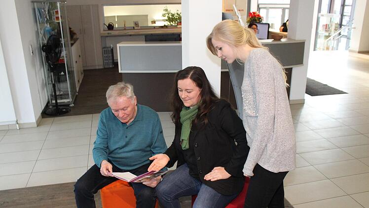 Gerhard Schmidt, Romy Eberlein und Jessika Jährig von der Fachstelle Seniorenplanung mit dem Wegweiser. Foto: Carmen Schwind