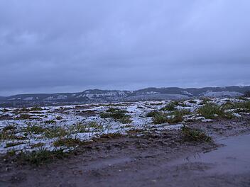 Im Bild erkennt man das Maintal von Kante zu Kante: Aufgenommen  am Mittwoch, 17. Januar, vom südlichen Ende Sands aus, blickt man in auf die Weinberge im nördlichen Maintal. Foto: Andreas Lösch