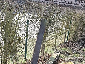 Vandalen zerst&ouml;rten die Ortseingangstafel in Obersiemau. Teile davon sind in einem Garten, unweit des fr&uuml;heren Standorts zu finden. Der B&uuml;rgermeister r&auml;t dem Verein, dies zur Anzeige zu bringen.  Foto: Michael Stelzner