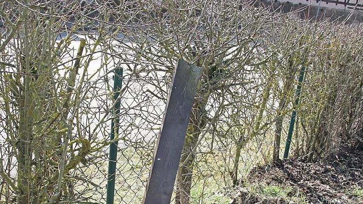 Vandalen zerst&ouml;rten die Ortseingangstafel in Obersiemau. Teile davon sind in einem Garten, unweit des fr&uuml;heren Standorts zu finden. Der B&uuml;rgermeister r&auml;t dem Verein, dies zur Anzeige zu bringen.  Foto: Michael Stelzner