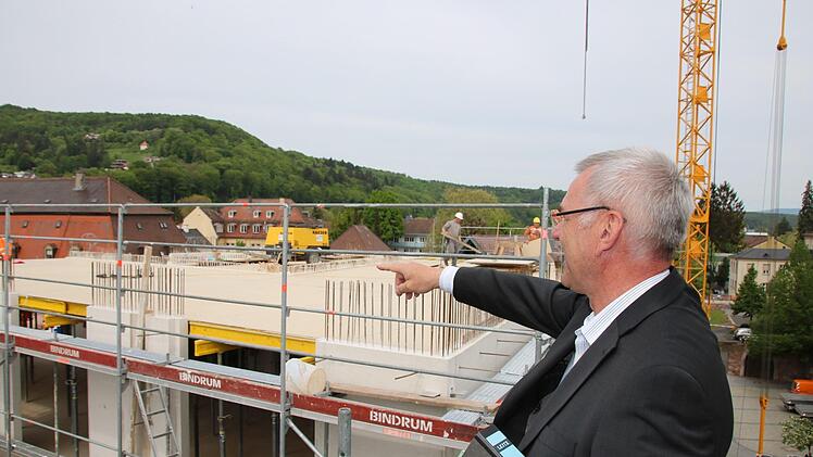 Wolfgang Reith von der Bauabteilung des Landratsamtes auf der Baustelle. Foto: Ralf Ruppert