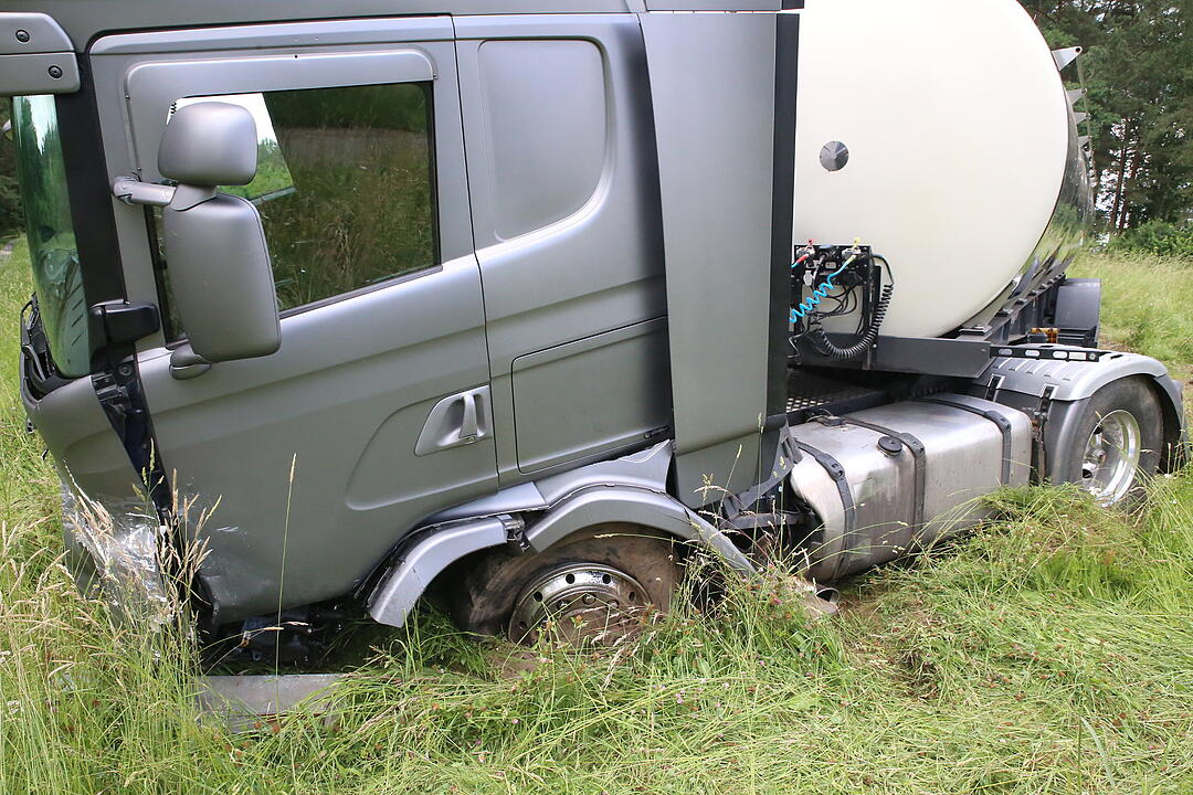 Tödlicher Unfall auf B466: Auto kollidiert mit Lkw