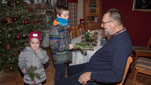 Das "Pfeffern" hat als Neujahrsw&uuml;nsch eine lange Tradition. Auch Emil und Ida waren bei den Nachbarn am Neujahrstag gern gesehen um mit ihrem Zweiglein vom Christbaum Gl&uuml;ck im neuen Jahr zu w&uuml;nschen.Klaus Gagel
