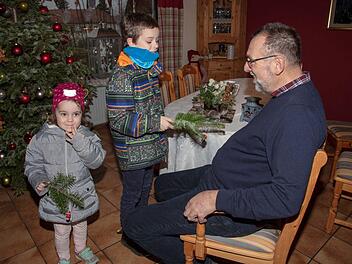 Das "Pfeffern" hat als Neujahrswünsch eine lange Tradition. Auch Emil und Ida waren bei den Nachbarn am Neujahrstag gern gesehen um mit ihrem Zweiglein vom Christbaum Glück im neuen Jahr zu wünschen.Klaus Gagel