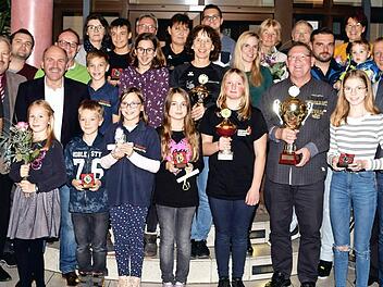 Pokale und Sachpreise gab es beim traditionellen Kunstadt-Kegelturnier f&uuml;r die teilnehmenden Mannschaften und besten Einzelkegler bei der Jugend, in der Damen-Abteilung und bei den Herren, hier im Bild mit B&uuml;rgermeisterin Christine Frie&szlig;, B&uuml;rgermeister Robert H&uuml;mmer sowie dem Vorstand der Bandl-Schieber von Burgkunstadt. Foto: Dieter Radziej