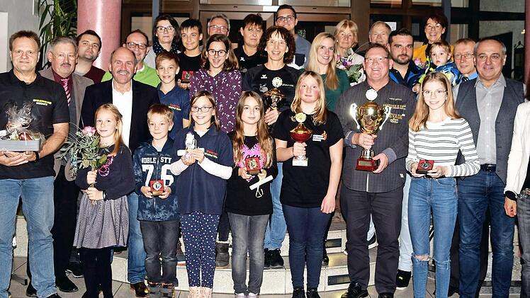 Pokale und Sachpreise gab es beim traditionellen Kunstadt-Kegelturnier f&uuml;r die teilnehmenden Mannschaften und besten Einzelkegler bei der Jugend, in der Damen-Abteilung und bei den Herren, hier im Bild mit B&uuml;rgermeisterin Christine Frie&szlig;, B&uuml;rgermeister Robert H&uuml;mmer sowie dem Vorstand der Bandl-Schieber von Burgkunstadt. Foto: Dieter Radziej