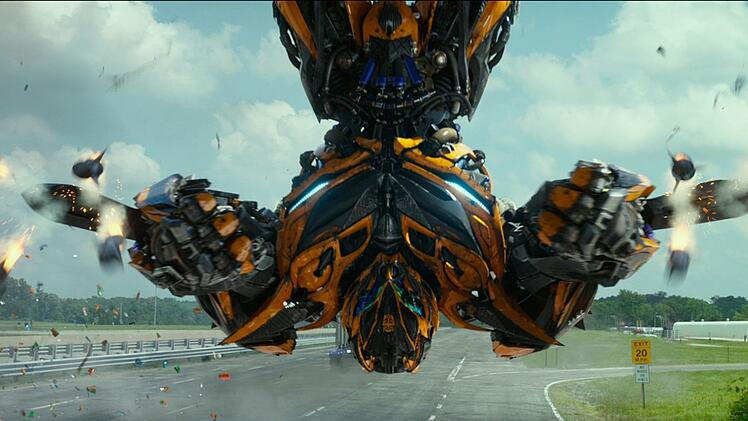 Bumblebee ist auch wieder am Start. Seinen alten Freund Sam Witwicky scheint er nicht zu vermissen.