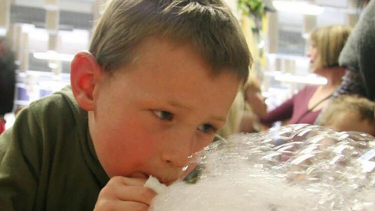 Kevin Bosch macht Seifenblasen. Foto: Adam