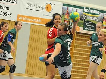 Die Abwehr überlistet: Sabrina Kleinhenz (vorne) von der SG Garitz/Nüdlingen setzt zum Torwurf an. Foto: Hopf