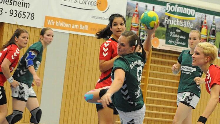 Die Abwehr überlistet: Sabrina Kleinhenz (vorne) von der SG Garitz/Nüdlingen setzt zum Torwurf an. Foto: Hopf