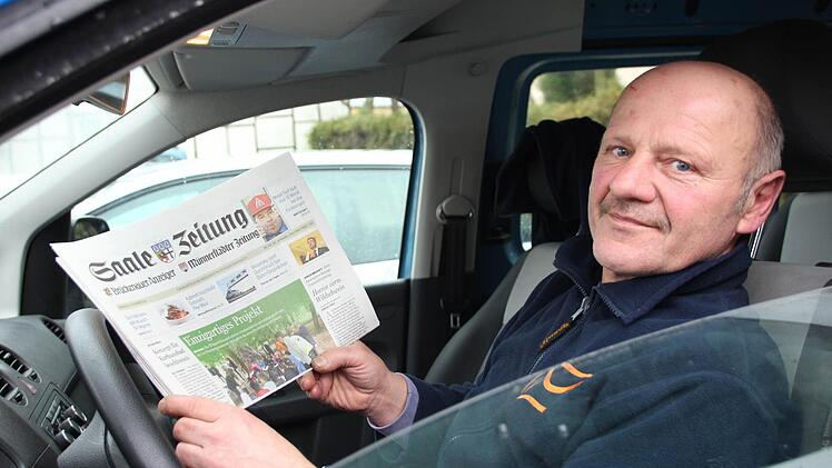 Detlef Liehr trägt seit Jahren die Saale-Zeitung, aber auch andere Tageszeitungen und Briefe für einen Logistikunternehmer aus. Foto: Benedikt Borst
