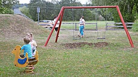 Eine Rutsche, eine klapprige alte Wippe und ein Schaukelgerüst - der Spielplatz im Gries soll schöner werden, da waren sich alle einig.  Foto: Anja Greiner