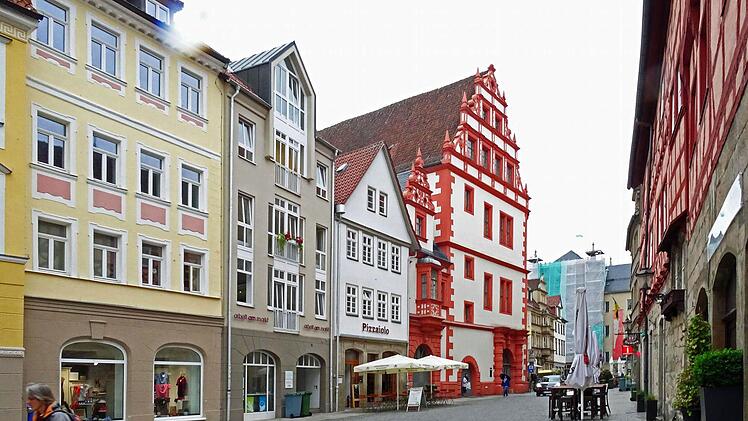 Die farbige Gestaltung der Fassade des Staatsarchivs folgt historischen Vorbildern und trägt entscheidend bei zum heutigen Aussehen der Herrngasse.Foto: Jochen Berger