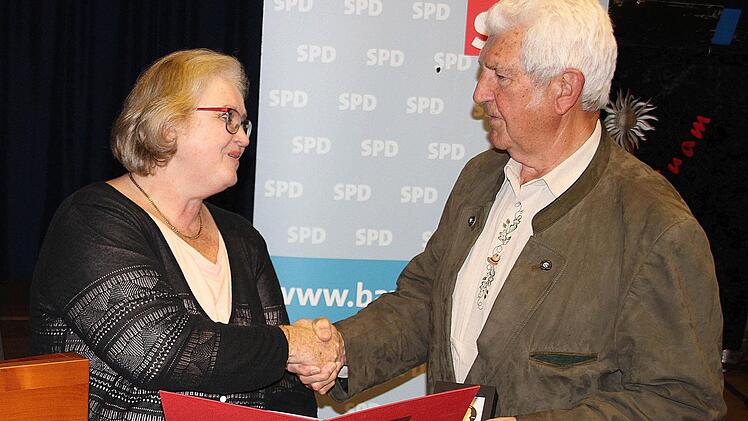 August Werner (rechts), der langjährige Unterbezirksvorsitzende und stellvertretende Bezirks- und Landesvorsitzende, wurde von der Landesvorsitzenden der SPD-Arbeitsgemeinschaft 60plus, Jella Teuchner, mit der Willy-Brandt-Medaille ausgezeichnet. Foto: Dieter Britz
