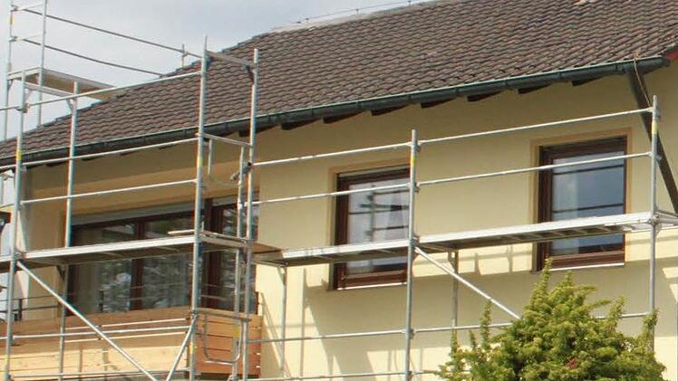 Ein 49-jähriger Arbeiter war in Bischberg vom Gerüstteil an der Rückseite dieses Gebäudes gestürzt. Foto: Anette Schreiber