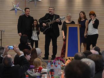 Michael Busch singt gemeinsam mit seiner Familie den Wader-Song "Gut, wieder hier zu sein." Fotos: Rainer Lutz