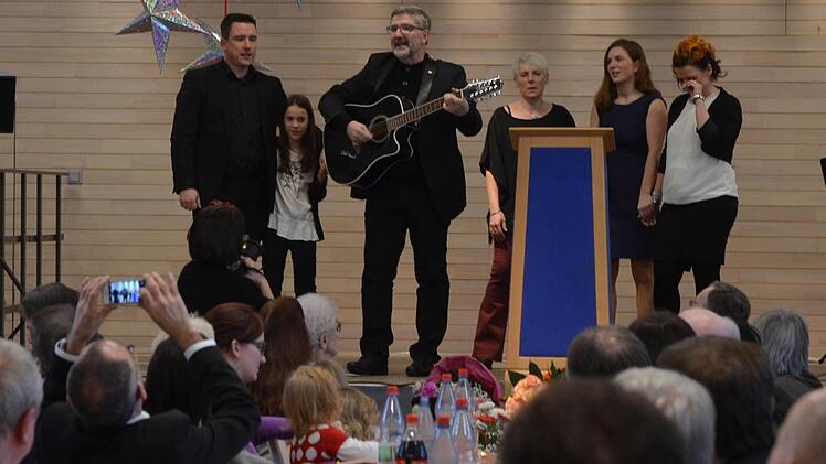 Michael Busch singt gemeinsam mit seiner Familie den Wader-Song "Gut, wieder hier zu sein." Fotos: Rainer Lutz