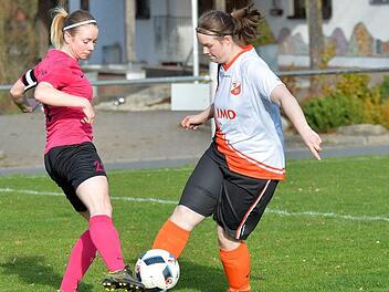 Die Effeltricherinnen um Spielführerin Christina Stein (links) kamen bei den Gremsdorfer "Bixn" nicht über ein 0:0 hinaus, wahrten aber den Vorsprung an der Tabellenspitze. Foto: Picturedreams