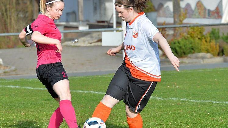 Die Effeltricherinnen um Spielführerin Christina Stein (links) kamen bei den Gremsdorfer "Bixn" nicht über ein 0:0 hinaus, wahrten aber den Vorsprung an der Tabellenspitze. Foto: Picturedreams