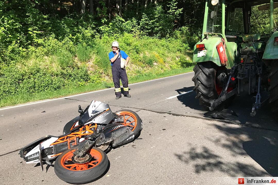 Kreis Bamberg: 17-jähriger Motorradfahrer fährt auf Traktor auf und wird schwer verletzt