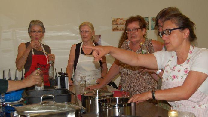 Die Soroptimistinnen sind gespannt: Gabriele Ketteler, Gisela Sonner, Regina Hüttner von Mentor Lesespaß und Andrea Schiele-Eberlein