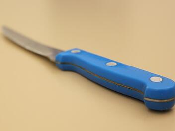 Mit diesem Messer hat der Verurteilte seinen Mitbewohner verletzt. Foto: Stefan Fößel