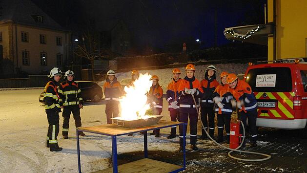 Zwar darf die Jugendfeuerwehr - wie hier in Bad Br&uuml;ckenau - bei realen Eins&auml;tzen noch nicht dabei sein, doch diesen brennenden Adventskranz k&ouml;nnen sie trotzdem schon in Nullkommanix l&ouml;schen. Foto: Stephanie Elm