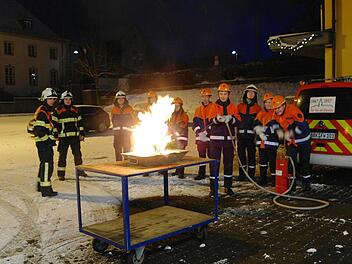 Zwar darf die Jugendfeuerwehr - wie hier in Bad Brückenau - bei realen Einsätzen noch nicht dabei sein, doch diesen brennenden Adventskranz können sie trotzdem schon in Nullkommanix löschen. Foto: Stephanie Elm
