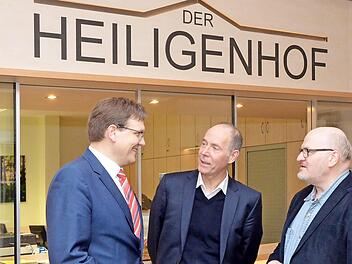 Prominente Gäste konnte Stiftungsdirektor Steffen Hörtler zu den "Heiligenhof-Gesprächen" begrüßen. Auf unserem Foto v.l.: Steffen Hörtler im Gespräch mit einem der Referenten, Dr. Peter Becher, dem Geschäftsführer des Adalbert Stifter Vereins, sowie dem ehemaligem tschechischen Kulturminister Daniel Herman. Später stieß zu der Runde noch der ehemalige thüringische Innenminister und jetzige Bundesverfassungsrichter Prof. Peter Huber hinzu.  Foto: Peter Rauch