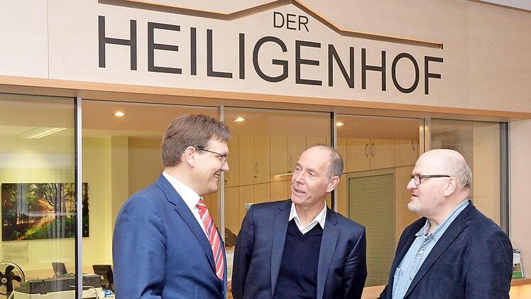 Prominente Gäste konnte Stiftungsdirektor Steffen Hörtler zu den "Heiligenhof-Gesprächen" begrüßen. Auf unserem Foto v.l.: Steffen Hörtler im Gespräch mit einem der Referenten, Dr. Peter Becher, dem Geschäftsführer des Adalbert Stifter Vereins, sowie dem ehemaligem tschechischen Kulturminister Daniel Herman. Später stieß zu der Runde noch der ehemalige thüringische Innenminister und jetzige Bundesverfassungsrichter Prof. Peter Huber hinzu.  Foto: Peter Rauch