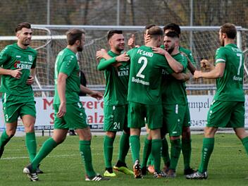 Jubelnde Sander - eine Szene, die stellvertretend f&uuml;r eine bislang starke R&uuml;ckrunde steht: Galten die Korbmacher lange Zeit als sicherer Absteiger, haben sie im Laufe der Saison eine beeindruckende Entwicklung genommen.  Fotos: G&uuml;nther Geiling