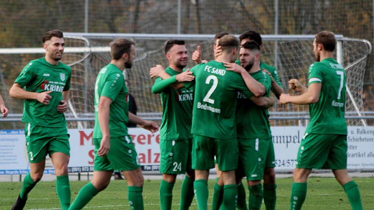 Jubelnde Sander - eine Szene, die stellvertretend f&uuml;r eine bislang starke R&uuml;ckrunde steht: Galten die Korbmacher lange Zeit als sicherer Absteiger, haben sie im Laufe der Saison eine beeindruckende Entwicklung genommen.  Fotos: G&uuml;nther Geiling