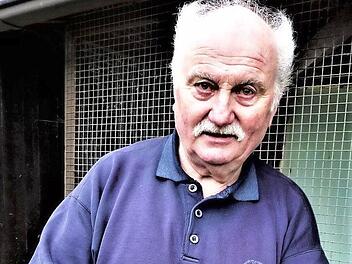 Ehrenmitglied Manfred Becker ist seit über 30 Jahren Zuchtwart beim Kleintierzuchtverein Reitsch. Foto: Gerd Fleischmann