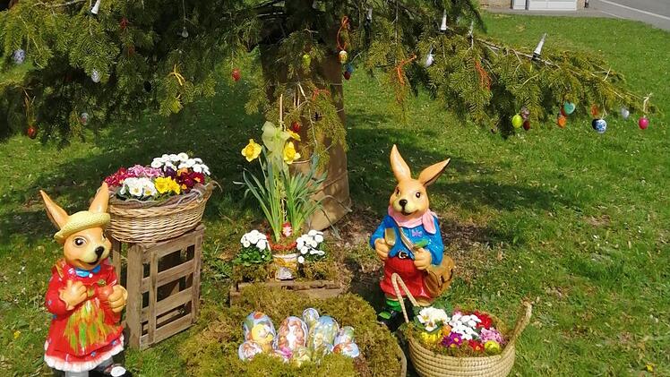 Der Osterbaum in Morschreuth wird geschmückt. Foto: Thomas  Weichert
