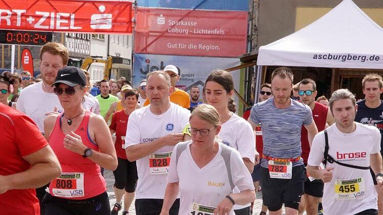 Zugkraft des Flechtkulturlaufs: Über 700 Teilnehmer wurden beim Start am Rathaus auf die Reise geschickt.