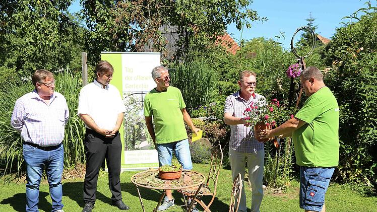 Im Garten in Morschreuth (v. l.): Hans Schilling, Hermann Ulm, Peter Distler, Klaus Neuner und Stefan Nützel Foto: Franz Galster