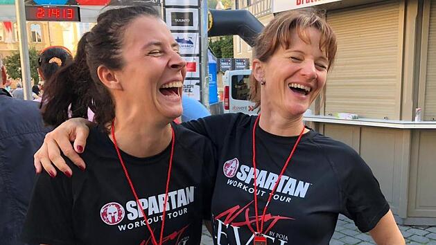Natalie Schr&ouml;ppel (links) und Claudia Popp im Zieleinlauf des "Trails 4 Germany"privat