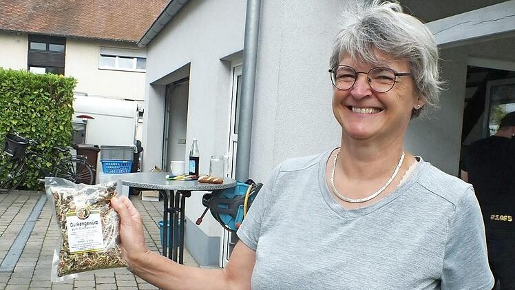 Angela Windisch-Essl präsentiert die Würzmischung von Fuchs in Röttenbach