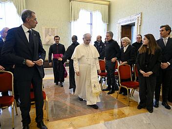 Papst Leo XIV. empf&auml;ngt Familien von Crans-Montana-Opfern